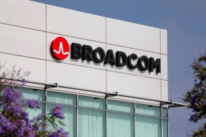 Azioni Stm sotto pressione in Borsa dopo il warning lanciato dall’americana Broadcom