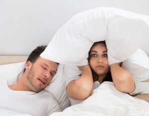 Il russamento intermittente può essere dovuto alla sindrome delle apnee nel sonnoIl russamento intermittente può essere dovuto alla sindrome delle apnee nel sonno