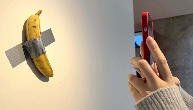 La Banana di Cattelan venduta per 6,2 milioni di dollari da Sotheby’s ...